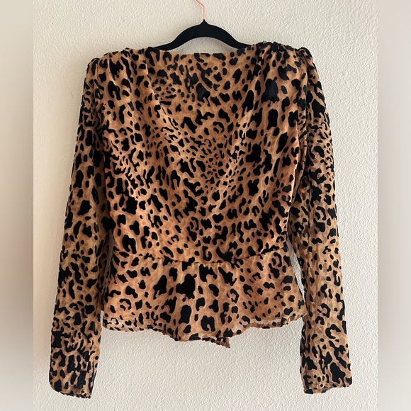 ASTR the label Iris leopard print long sleeve velvet wrap top size XS - Picture 3 of 12